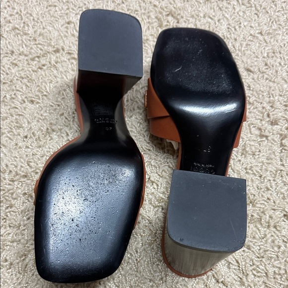 Gucci Signoria mules with gold hardware. Worn once. Size 37 - Picture 5 of 5